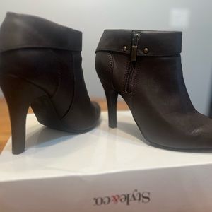 Super cute and comfy 4 inch dark brown leather booties
